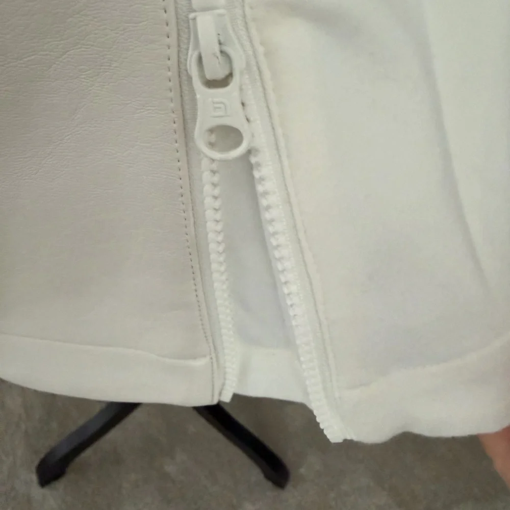 blanc noir crisp white